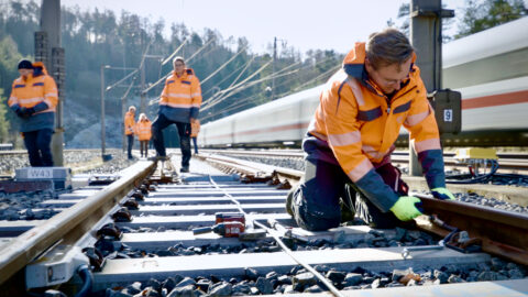 Mitarbeiter der Firma Backes + Scholz arbeiten an Schienen der Deutschen Bahn